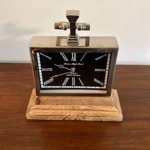 Battery operated clock